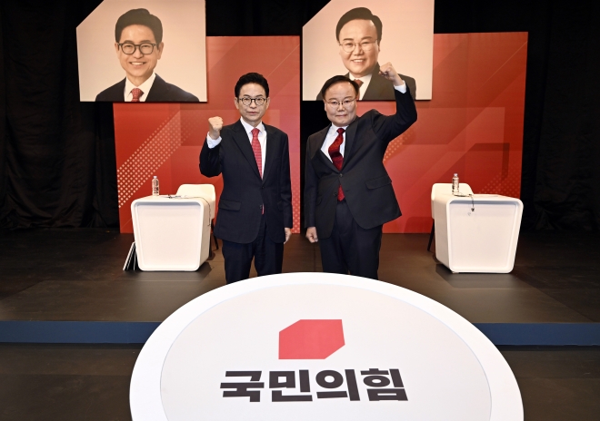 국민의힘 경북도지사 경선 후보, 첫 TV토론회 - 31일 오후 대구 수성구 TBC에서 열린 국민의힘 경북도지사 경선 1차 비전토론회에서 이철우 후보(왼쪽)와 김재원 후보가 토론에 