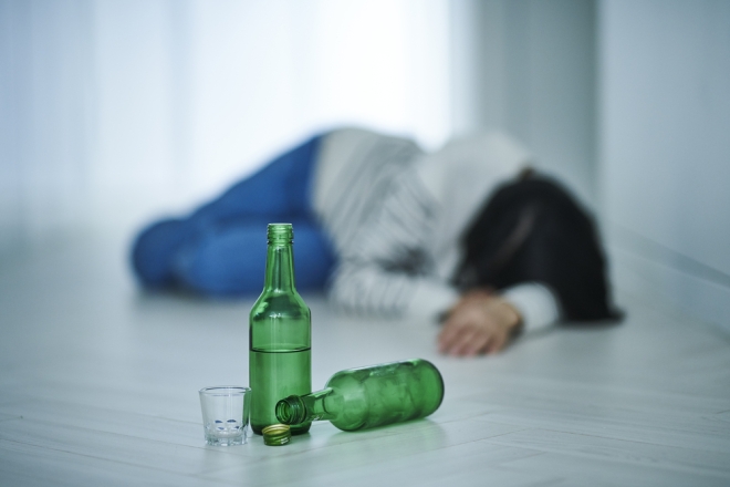 가끔 몰아 마시는 술 한 번이 간을 빠르게 망가뜨린다는 연구 결과가 나왔다. 아이클릭아트