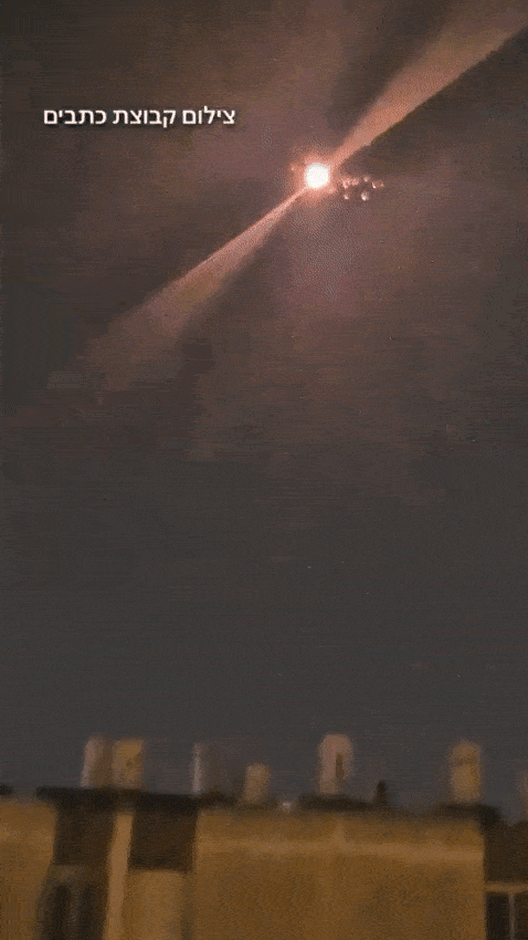 이란 탄도미사일이 3월 25일(현지시간) 이스라엘 중부 상공에서 자탄을 흩뿌리는 장면.엑스(X) 캡처