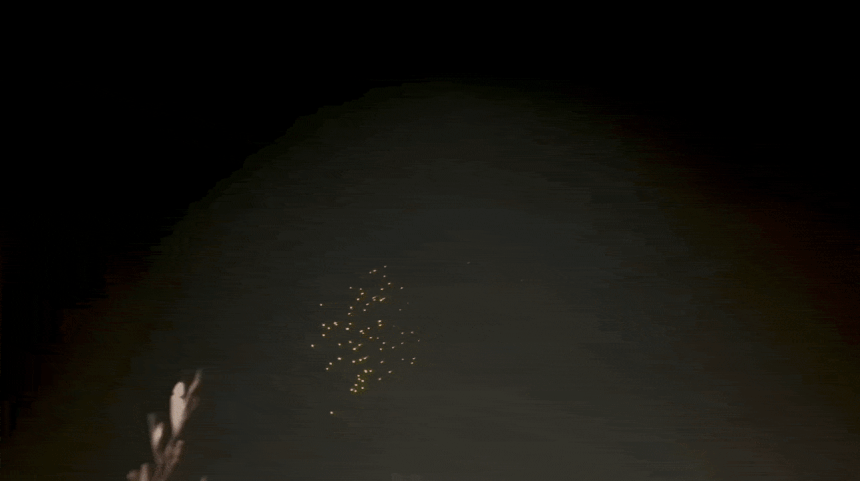 이란이 발사한 중거리탄도미사일의 확산탄 탄두가 이스라엘 중부 상공에서 자탄을 분리하는 모습.엑스(X) 캡처