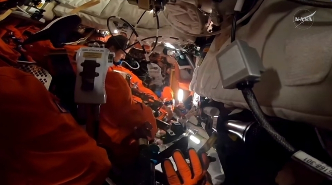 눈에 잘 띄는 주황색 우주복 - 미국의 유인 달 탐사선‘아르테미스 2호(II)’우주비행사들이 5일(현지시간)‘오리온 승무원 생존 시스템’이라고 불리는 주황색 우주복을 입고 있다.미국 항공우주국(NASA) 생중