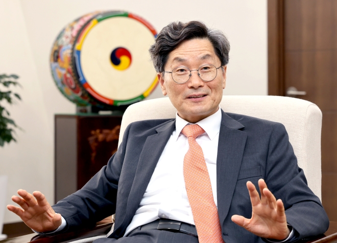 정일연 국민권익위원장이 7일 정부세종청사 집무실에서 서울신문과 취임 후 첫 인터뷰를 하고 있다.정 위원장은 “법과 원칙,<a href=