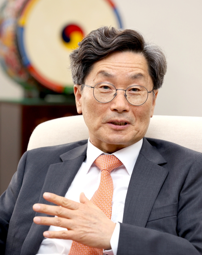 정일연 국민권익위원장이 7일 정부세종청사 집무실에서 서울신문과 취임 후 첫 인터뷰를 하고 있다.정 위원장은 “법과 원칙,<a href=