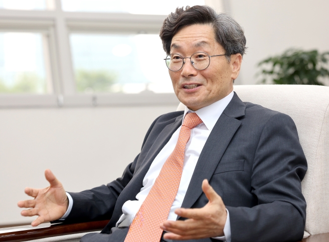 정일연 국민권익위원장이 7일 정부세종청사 집무실에서 서울신문과 취임 후 첫 인터뷰를 하고 있다.정 위원장은 “법과 원칙,공무원의 양심에 따라 국민이 수긍할 수 있도록 일처리를 하면 정권이나 기관장이 바뀌더라도 문