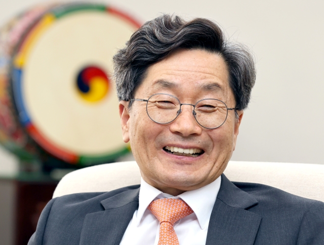 정일연 국민권익위원장이 7일 정부세종청사 집무실에서 서울신문과 취임 후 첫 인터뷰를 하고 있다.정 위원장은 “법과 원칙,공무원의 양심에 따라 국민이 수긍할 수 있도록 일처리를 하면 정권이나 기관장이 바뀌더라도 문