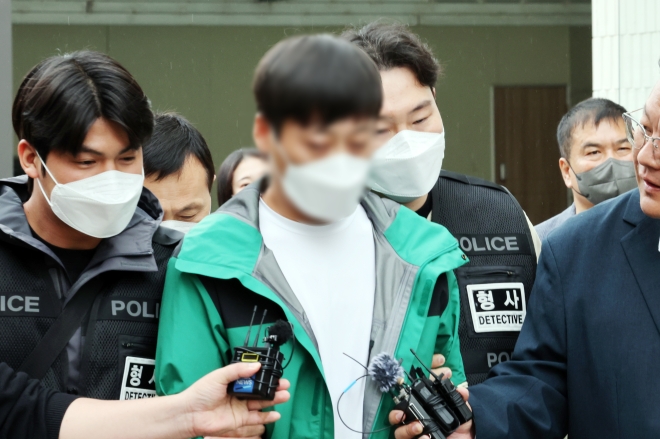 영장실질심사 마친 ‘완도 냉동창고’ 토치 작업 중국인 - 페인트 제거 작업을 하면서 화기를 사용해 냉동창고에 불을 낸 혐의(업무상실화)를 받는 중국 국적 불법체류자 A(30대) 씨가 14일 오후 전남 해남군 광주지방