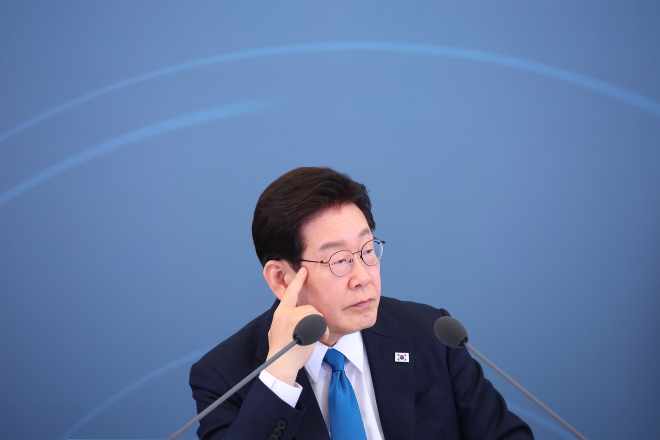 참석자 발언 듣는 이재명 대통령 - [이재명 대통령이 15일 청와대에서 열린 규제합리화위원회 제1차 전체회의에서 참석자 발언을 듣고 있다. 청와대통신사진기자단 2026.04.15. 뉴시스