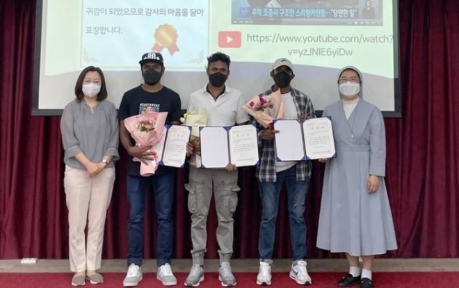 바다에 빠진 韓조종사 구한 스리랑카 노동자 ‘강제 추방’대신 ‘체류 자격2