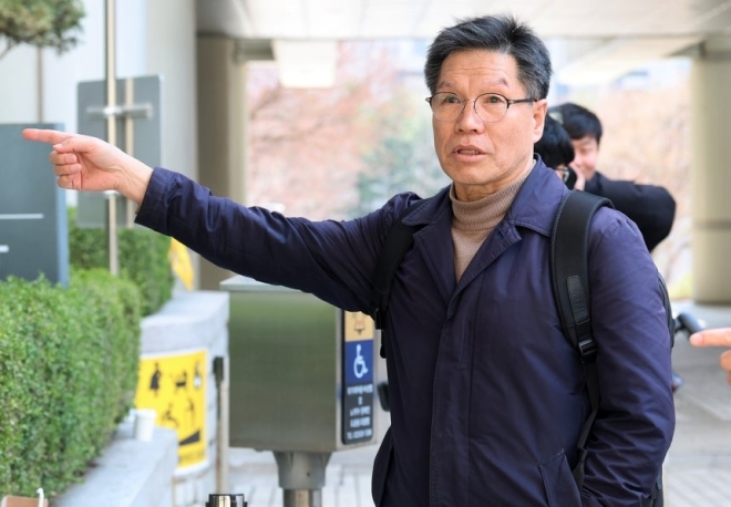 日本軍慰安婦被害者を否定するウィアンブボブピェジグックミンヘングドングギムビョングホン代表が先月 20日ソウル瑞草区ソウル中央地方裁判所で開かれた拘束の前被疑者審問に出席している. 連合ニュース