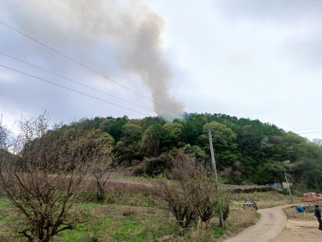 경북 문경시 동로면 야산에서 19일 발생한 산불. 경북소방본부 제공
