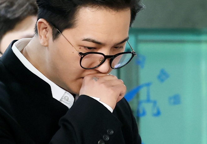 ‘부실 복무’ 혐의를 받는 송민호가 21일 서울 마포구 서울서부지법에서 열린 병역법 위반 혐의 1차 공판을 마친 뒤 귀가하고 있다. 2026.4.21 뉴스1