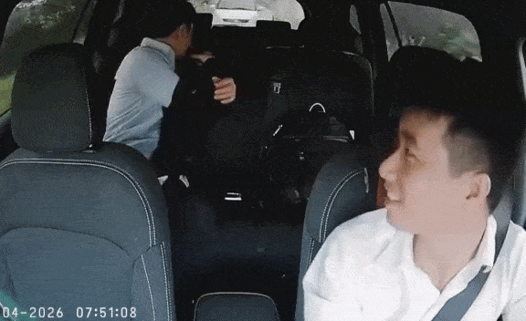 “한국인 맞네” 택시 뒷좌석서 아이 발견한 남성이 한 행동…베트남 ‘감동3