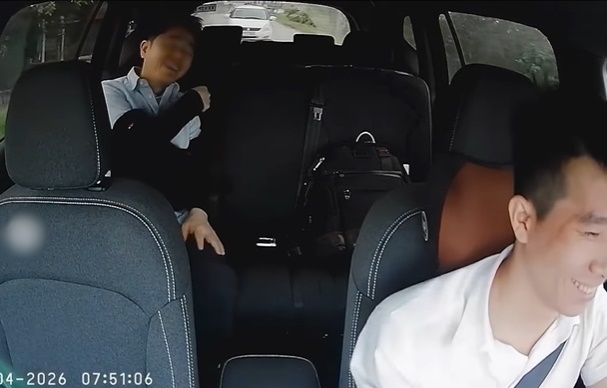 “한국인 맞네” 택시 뒷좌석서 아이 발견한 남성이 한 행동…베트남 ‘감동2