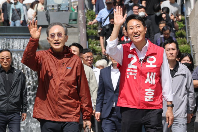 국민의힘 오세훈 서울시장 후보가 15일 서울 중구 청계천 모전교 인근에서 시민들을 향해 손을 흔들고 있다. 연합뉴스