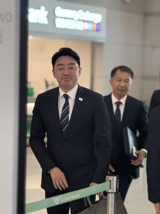 <b>강훈식</b>, <b>캐나다 출국</b>…60조원 잠수함 수주 막판 총력전