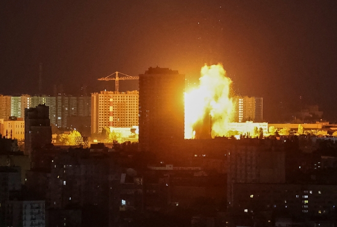 지난 2일(현지시간) 러시아의 미사일과 드론 공격으로 우크라이나 키이우 도심에서 폭발이 일어나고 있다.로이터 연합뉴스