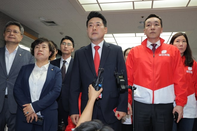 “선관위원장 나오라 해” <b>노태악</b> 집무실 들어간 장동혁…‘개표 중단...