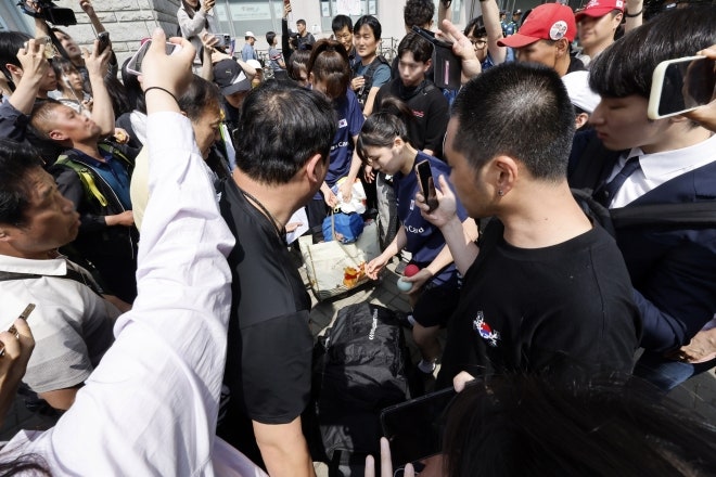 ‘올림픽공원 시위’에 어린 핸드볼 선수 두손 모아 싹싹 빌었다…대만 기자도 ‘봉변’