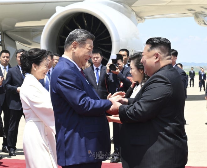 김정은·시진핑, <b>평양</b>서 <b>정상회담</b>…“‘하나의 중국’ 원칙 견지”
