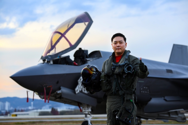 2024년 공군 ‘탑건’으로 선정된 F-35A 조종사 정시형 소령이 전투기 앞에서 포즈를 취하고 있다. 공군이 국회 국방위원회 소속 강대식 의원실에 제출한 자료에 따르면 2017년부터 올해 3월까지 자진 전역한 숙련