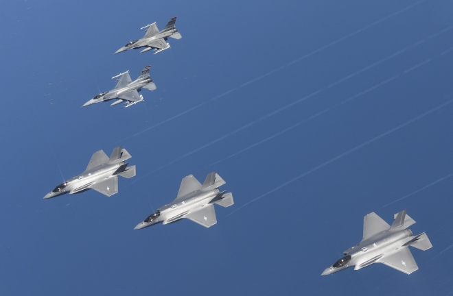 한국 공군 F-35A 3대가 2023년 7월 28일 한미 연합공중훈련 ‘쌍매훈련’에서 미 공군 F-16 2대와 편대비행을 하고 있다. 민간 항공사의 조종사 수요가 커지면서 한국과 미국을 비롯한 각국 공군은 숙련 조종