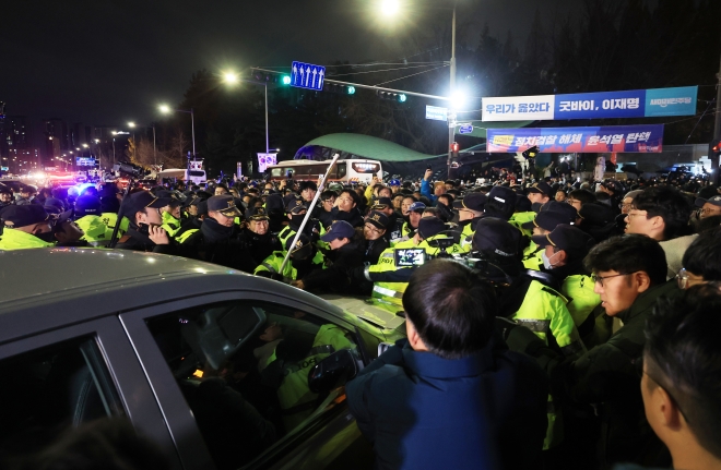 2024년 12월 3일 반헌법적 비상 계엄 소식을 들은 시민들은 국회로 달려가 비상계엄 해제를 끌어냈다.사진은 12월 4일 새벽 국회 앞에서 군인이 탑승한 차가 국회로 들어가려 하자 시민들이 막고 있는 모습.연합