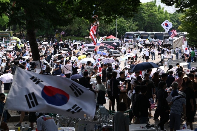 “같은 가치관이면 OK”…올림픽공원 번진 2030 ‘애국 헌팅’
