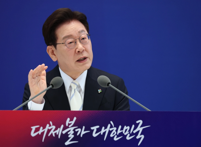 李<b>대통령 지지도</b> 4주 연속 <b>하락</b>…정당 <b>지지도</b> 역전 [리얼미터]