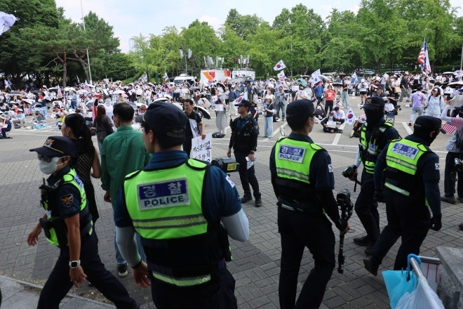 “<b>잠실시위 불법행위</b> 동조하면 패가망신”…서울청장 강경 경고