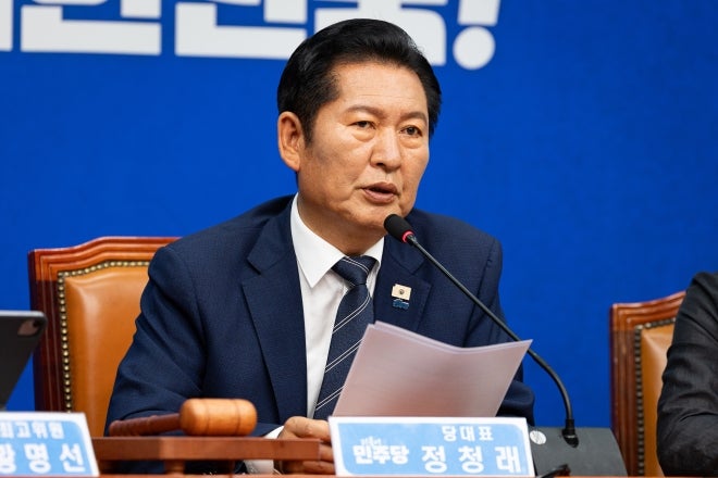 국힘에 역전당한 與 지지율… 정청래, 李 띄우며 저자세 모드