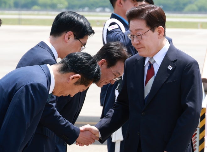 <b>이 대통령</b> 귀국…정청래 90도 인사에 “수고하셨다”