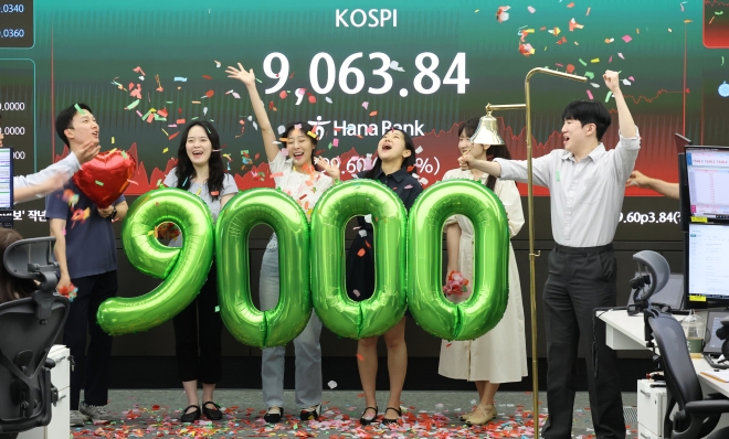 코스피 사상 첫 9,000 돌파 - 18일 서울 중구 하나은행 본점 딜링룸에서 직원들이 코스피 9,000 기념 타종 세리머니를 하고 있다.이날 코스피는 199.60p(2.25%) 오른 9,<a href=