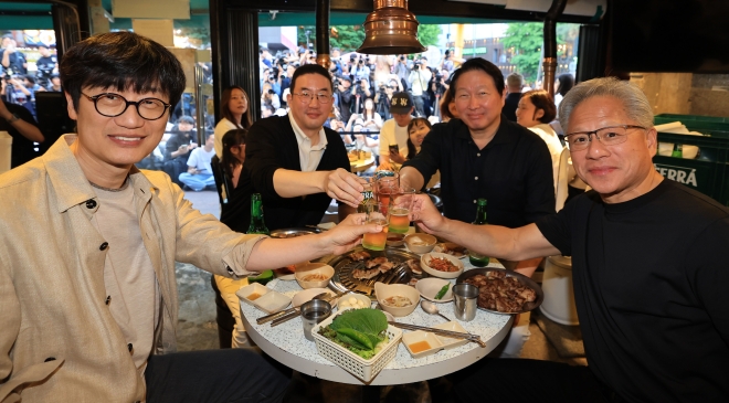 젠슨 황 CEO 만난 기업인들‘삼소 회동’- 젠슨 황 엔비디아 최고경영자(CEO)가 5일 오후 서울 마포구 홍익대학교 인근의 삼겹살집에서 기업 총수들과 회동,잔을 부딪치고 있다.왼쪽부터 이해진 네이버 의장,<a href=