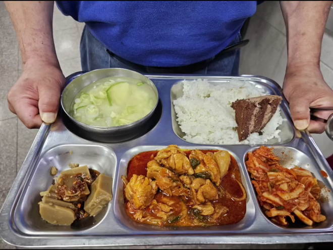 “밥 위에 케이크 뭐냐” 무료급식 나눔봉사에 ‘무지성’ 악성 댓글