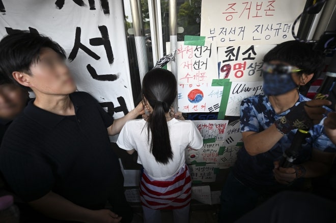 [속보] 개표소 출입 막은 ‘<b>올다르크</b>’는 30대 여성…경찰 “출석 요구...