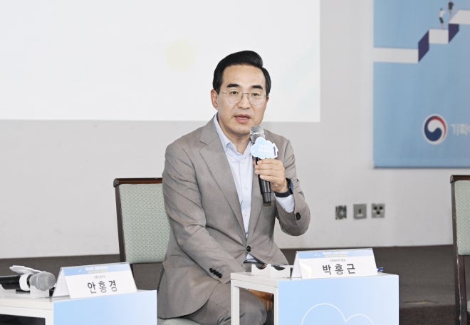 <b>박홍근</b> “<b>교육교부금 개편</b>, 초중등 재정 깎는 것 아냐…고등·영유아 재...