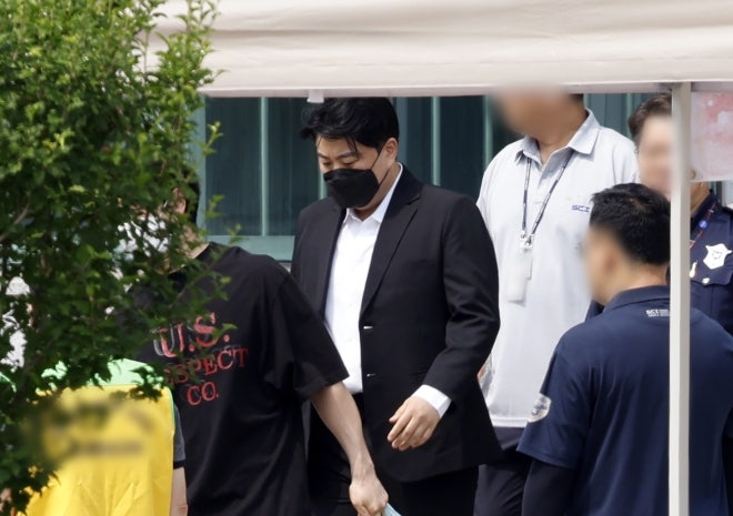 [속보] ‘음주 뺑소니’ <b>김호중</b>, <b>가석방 출소</b>… “아들아 사랑한다” 교...