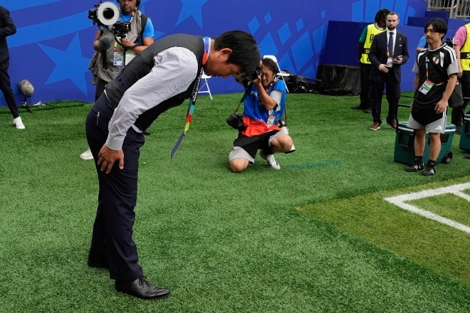매너까지 완패…팬들에 고개 숙인 日 감독, 홍명보는 무시하고 도망