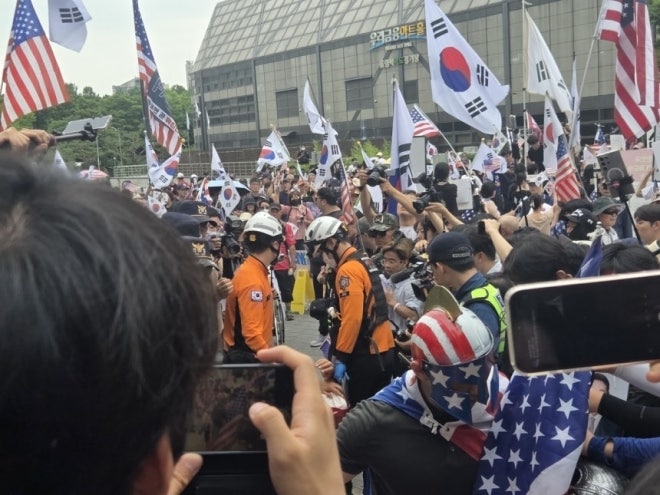 국조특위 방문 앞두고 <b>잠실 개표소</b> 앞 시위 참가자 간 <b>충돌</b>
