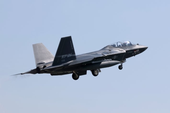 2026년 5월 13일 경남 사천시 공군3훈련비행단에서 국산 초음속 전투기 KF-21 시제기가 힘차게 이륙하고 있다.연합뉴스