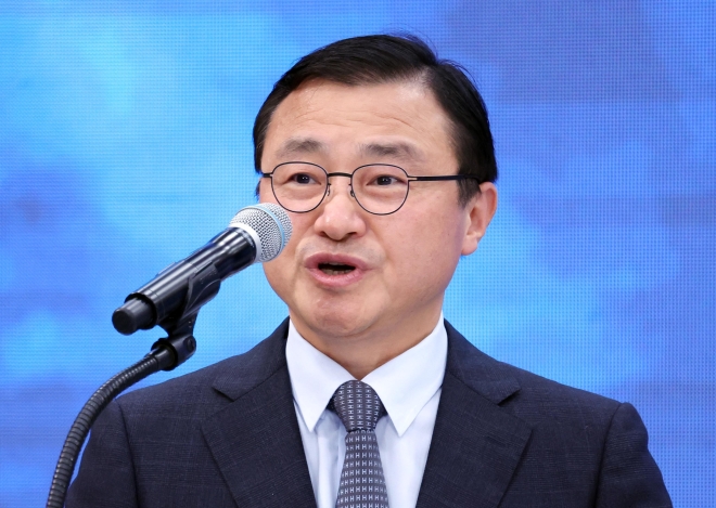 삼성전자,영남권 투자계획 발표 - 삼성전자,영남권 투자계획 발표 (진주=연합뉴스) 김도훈 기자 = 노태문 삼성전자 대표이사 사장이 3일 경남 진주시에서 이재명 대통령 주재로 열린 영남권 첨단산업 발전비전 