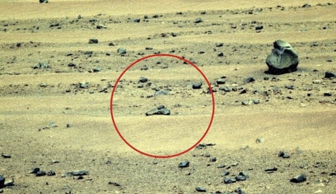 “화성서 30㎝ 외계인 총 포착”…NASA 공개한 12년 전 사진의 진실