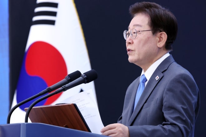 [속보] 李 <b>대통령 지지율</b> 47%…민주 43%·국힘 40.3% [리얼미터]