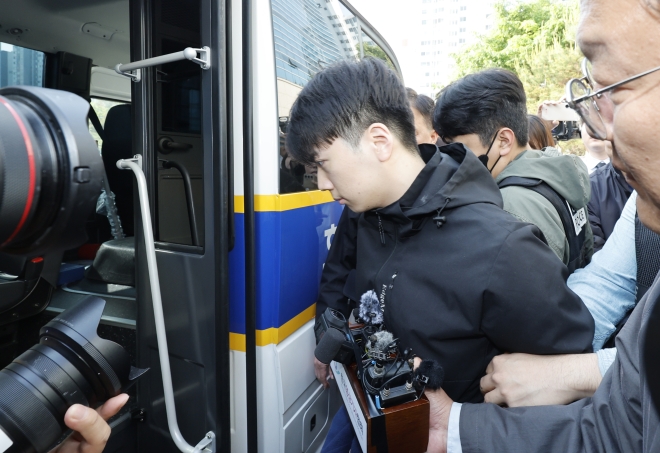 광주 도심에서 일면식도 없는 10대 여고생을 살해한 장윤기(23)가 지난 5월 14일 광주 서부경찰서에서 검찰로 송치되고 있다.뉴스1