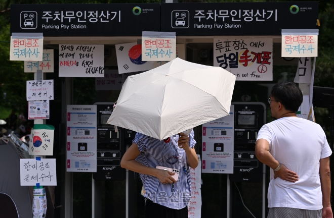 14일 서울 송파구 올림픽공원 핸드볼경기장 개표소 앞에 6·3 지방선거 투표용지 부족 사태에 반발한 시민들이 재선거등을 요구하는 문구가 붙어 있다. 도준석 전문기자