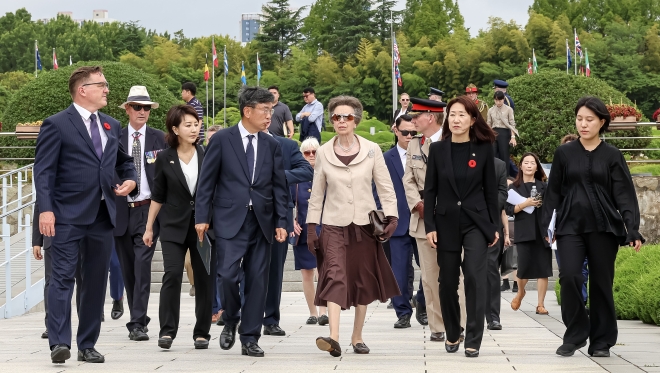 유엔기념공원 찾은 영국 앤 공주 - 사진공동취재단 = 영국 찰스 3세 국왕의 동생 앤 공주가 14일 부산 남구 유엔기념공원을 찾아 서정인 유엔기념공원 관리처장의 설명을 듣고 있다.2026.7.14 뉴스1