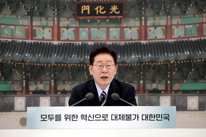 李<b>대통령</b> “12·3을 ‘<b>국민주권의 날</b>’로 지정…‘빛의 혁명’ 기록 수...