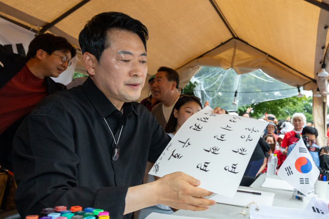 이승만 목걸이 한 <b>장동혁</b> “중도확장 안 한다고? <b>올공</b> 시민들과 함께하...
