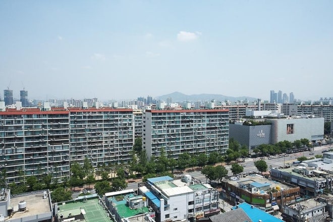 [속보] 서울 <b>압구정 한양아파트</b>서 <b>화재</b>…인명 피해 없어