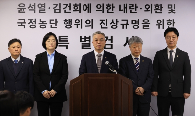 2차 종합특검의 권창영(가운데) 특별검사가 2월 25일 경기 과천시 특검 사무실에서 수사 계획을 밝히고 있다.연합뉴스